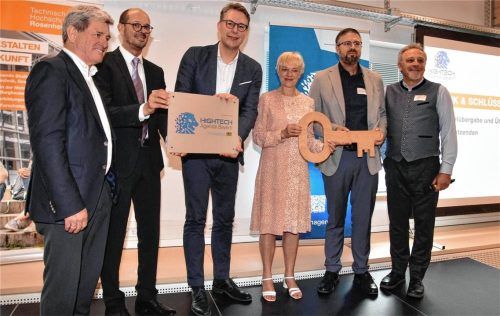 Symbolische Schlüsselübergabe bei der Eröffnung des neuen „V-Baus“ der TH Rosenheim: (von links) Hochschulpräsident Professor Heinrich Köster, Professor Dipl.-Ing. (FH) Andreas Betz, Wissenschaftsminister Markus Blume, Vizepräsidentin Professor Dr. Sabine Ittlinger, geschäftsführender Leiter des Zentrums Forschung, Entwicklung und Transfer, Dipl.-Ing. (FH) Wolfgang Alversammer, sowie Dipl.-Ing. (FH) Wolfgang Schmidt.