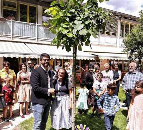 Symbolträchtiger Moment: Oberbürgermeister Abuzar Erdogan (links) pflanzte gemeinsam mit Einrichtungsleiterin Daniela Weiß und Kindern anlässlich des Jubiläums einen Baum auf dem Gelände der Einrichtung. Die Kinder legten zuvor Briefe in eine Zeitkapsel, die mit eingegraben wurde. Foto Knarr