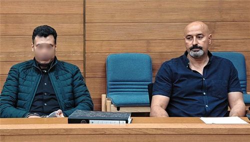 Tag vier des Mordprozesses im Fall Eman E.: Der Angeklagte Abdelrehim M. und der Übersetzer Nabil El Sobki im Großen Saal des Landgerichts Traunstein. Foto Weiser