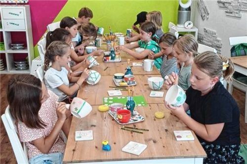 Tassen und Teller bemalen können die Kinder beim Keramikworkshop „Paint your Style“. Foto Archiv Wegscheider