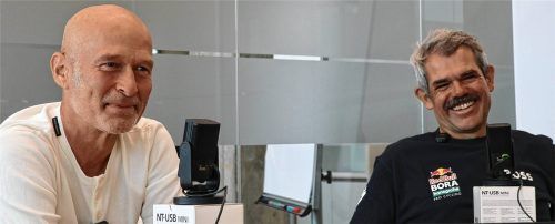 Teamchef Ralph Denk (rechts) und BORA-Gründer Willi Bruckbauer feierten im exklusiven Gespräch mit dem OVB eine Premiere. Foto Mischner