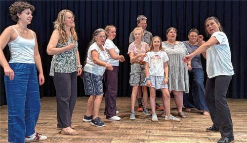 Teilnehmer des Theaterworkshops „Weg“ üben auf der Bühne des König-Ludwig-Saals gemeinsam mit Schauspielerin Julia Urban (rechts). Foto Hofmann