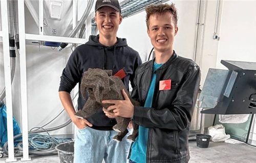Thomas Eder und Valentin Ried mit einem Säbelzahntiger aus dem 3D-Drucker.Foto Valentin Ried