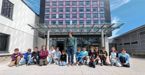 Thomas Hille (Mitte) mit der jungen Forschergruppe „MINT Minds“. Foto Rath