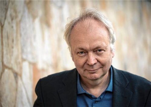 Tilman Spreckelsen präsentiert seine Otfried-Preußler-Biografie im Rahmen des 100-jährigen Büchereibestehens in Stephanskirchen. Foto ®Stefan Gelberg