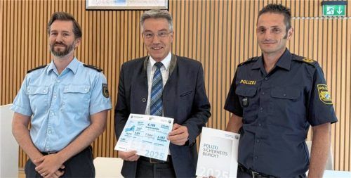 Tim Gruber von der Bundespolizei, Landrat Otto Lederer und Michael Siefener, Vizepräsident des Polizeipräsidiums Oberbayern Süd, (von links) bei der Vorstellung der Sicherheitsbilanz für den Landkreis Rosenheim. Foto Patricia Huber