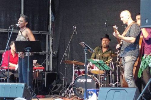 Titilayo Adedokun spielte mit ihrer Band ein mitreißendes Programm aus Gospels und Bluesnummern – beste Stimmung am Ölberg beim Jazzfestival. Foto Friedrich