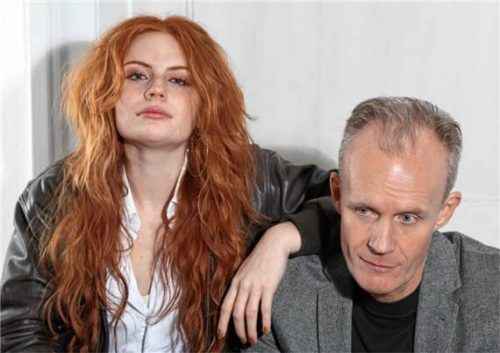 Toni und Max Uthoff stehen zusammen auf der Bühne. Foto re