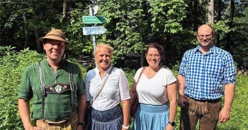 Touristiker bei der Wanderung: (von links) Herbert Reiter (Tourist-Info Aschau), Nina Mroczek (Tourist-Info Prien), Gabi Oberloher (Tourist-Info Rimsting) und Tobias Volke (Tourist-Info Frasdorf).