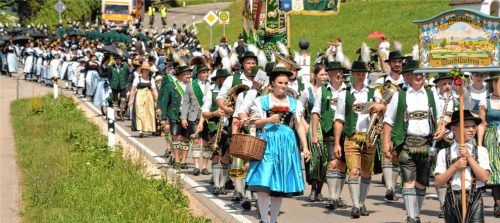 Trachtler und Musikanten aus dem ganzen Chiemgau kamen am gestrigen Festsonntag zusammen, um 125 Jahre GTEV „D’Alztaler“ Truchtlaching zu feiern. Fotos Limmer