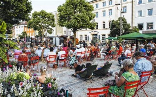Traunstein feiert das Jubiläum seines Lindlbrunnens und startet zugleich in den diesjährigen KulTSommer. Besucher erwartet ein buntes Programm mit Musik und Aktionen. Foto re