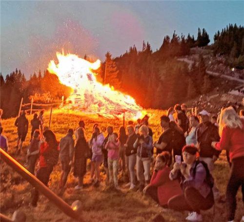 Trotz hoher Waldbrandgefahr brannten 2025 die Sonnenwendfeuer in den Alpen. Das größte im Landkreis Rosenheim wird traditionell auf der Kampenwand entfacht. Foto Kampenwandseilbahn