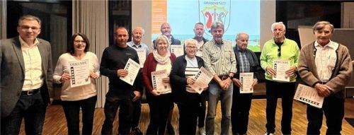 TSV-Vorsitzender Oliver Dippold (von links) ehrte im Pfarrheim langjährige Mitglieder: Marianne Spiegelberger (40 Jahre), Norbert Rimsl (40 Jahre), Johann Spiegelberger (40 Jahre), Juliane Ehrenleitner (40 Jahre), Martin Spiegelberger (40 Jahre), Martha Steinbeck (40 Jahre), Thomas Spiegelberger (40 Jahre), Alexander Haggenmiller (55 Jahre), Gerhard Miller (50 Jahre), Otto Spagl (60 Jahre) und Albert Multerer (50 Jahre). Foto Müller