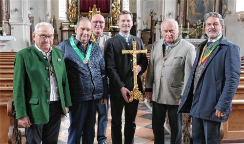 Übergabe des Tabernakel-Kreuzes in der Priener Kirche Mariä Himmelfahrt. Von links Generalkapitän Alois Paul, Stiftungskomtur Bayern Peter Thalmayr, Kämmerer Jakob Thalmayr, Pfarrer Philipp Werner, Generalkonsul Professor Alfred R. Tombor Tintera und Administrator Michael Kuhn.