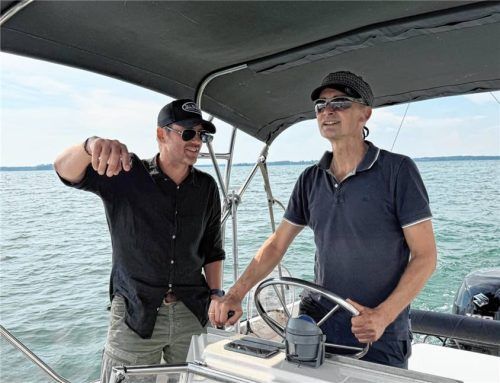 Übung macht den Kapitän: Lehrer Mario Wallentin (links) und Autor Thomas Fleckenstein bei einer Fahrstunde auf dem Chiemsee. Foto FleckensteinFleckenstein