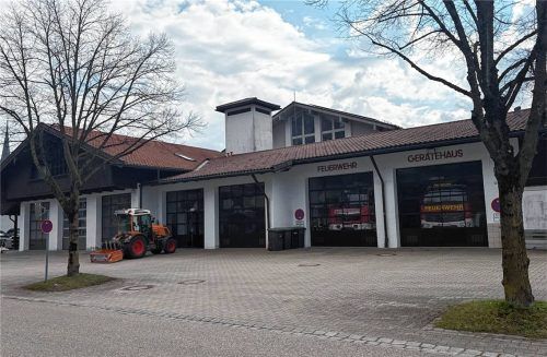 Umbau oder Neubau? Das Domizil der Frasdorfer Feuerwehr hat erhebliche bauliche Mängel.Foto kirchner