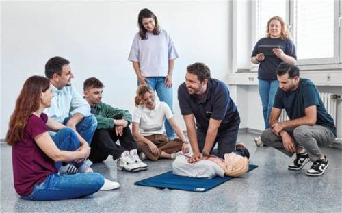 Umfassende Grundlagen der Ersten Hilfe werden im Rahmen des Kurses vermittelt. Foto re