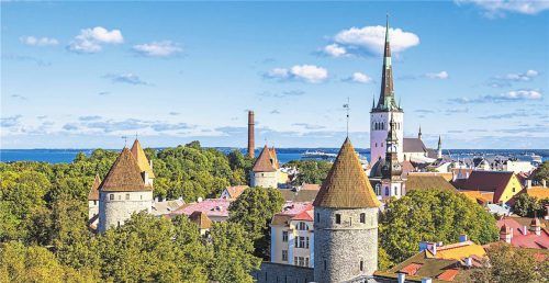 Unbezahlbar: Blick auf die Altstadt von Tallinn (gr. F.) und ein Besuch im Baltischen Markt (l.). Fotos Imago/Shotshop/Joko/Imagebroker/Dreamstime, Marco Polo