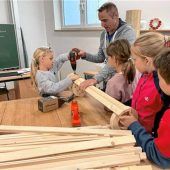 Grundschüler bauen Vogelnistkästen