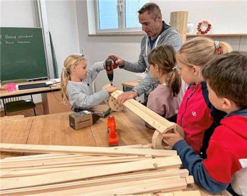 Unter Anleitung von Reinhard Koch vom Bergwalderlebniszentrum Ruhpolding durften die Schüler der Klasse 3a der Grundschule Inzell selbst Hand mit Bohrmaschine und Hobel anlegen und eine Brutröhre für einen Steinkauz bauen. Foto Wegscheider