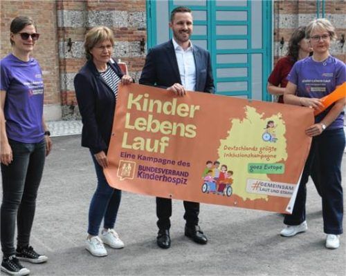 Unterstützten die Aktion „Kinder-Lebens-Lauf“ in Rosenheim: die stellvertretende Landrätin Marianne Loferer (Zweite von links) sowie Rosenheims Zweiter Bürgermeister Daniel Artmann. Foto Erlich