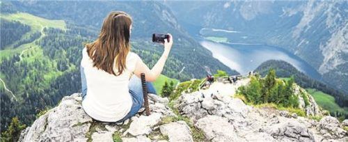 Urlaubsfotos sollten Reisende in Social Media am besten erst nach Rückkehr teilen. Foto BENJAMIN NOLTE / DPA