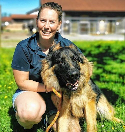 Verena Vitek macht eure Vierbeiner fit – jetzt mit eigener Praxis in Erlstätt. Wie die Sorge um den eigenen Schäferhund den finalen Anstoß gab. Foto Katrin Langenwalter