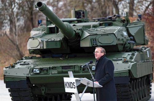Verteidigungsminister Boris Pistorius (SPD) nimmt am Roll-out des Leopard 2A8 und der Panzerhaubitze 2000 des Rüstungskonzerns KNDS teil. Im Hintergrund steht ein Leopard 2A8. Foto dpa