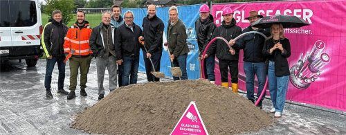 Vertreter von Gemeinde, Telekom und Baufirma nehmen den Spatenstich für den Glasfaserausbau in Gstadt vor. Foto Kirchner