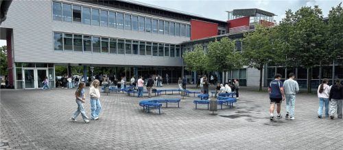 Viel Grau, wenig Grün – das soll sich ändern. Damit der Pausenhof am Waldkraiburger Gymnasium an Aufenthaltsqualität gewinnt, packen die Schüler selbst mit an. Foto Lohmann