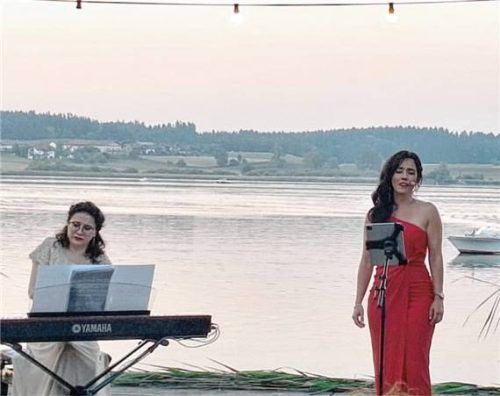 Viel Klassik zur blauen Stunde: (von links) Pianistin Kamila Akhmedjanova und Opernsängerin Neli Heil. Foto Bürgerhilfe Rimsting