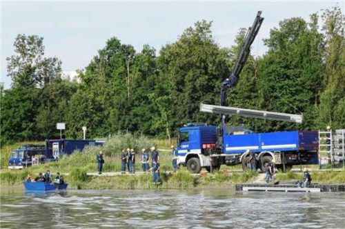 Vier Boote des Technischen Hilfswerks (THW) Rosenheim waren im Einsatz, um eine mobile Ölsperre flussabwärts zu transportieren. Fotos Huber