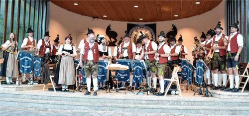 Volksmusikalische Weisen, aber auch ein Medley von Giuseppe Verdi, hat die Musikkapelle Schleching bei ihrem ersten Auftritt der Saison präsentiert. Foto