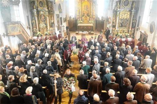 Voll besetzte Kirche bei den Trauerfeierlichkeiten für Pfarrer i.R. Georg Gilgenrainer. Foto Hötzelsperger
