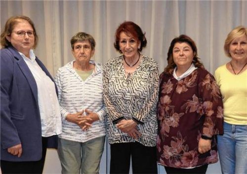 Vollversammlung mit Neuwahlen der Arbeitsgemeinschaft für Caritas und Soziales in der Region Inntal im Pfarrheim St. Martin Flintsbach: (von links) Hedi Petzet, Elisabeth Dandlberger, Sonja Greim, Eleni Reheis-Pappa, Elisabeth Weiß.Foto Peter Schwindt