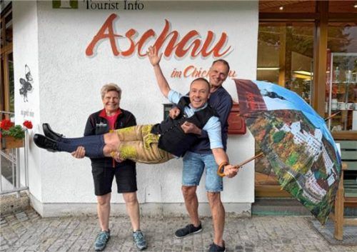 Vom Organisationsteam haben Hubert Hinterstocker (rechts) und Christine Heckl von Lauffeuer Chiemgau Aschaus Tourismus-Chef Herbert Reiter (Mitte) die Schirmherrschaft für den Bankerl-Lauf im wahrsten Sinne des Wortes „übertragen“. Foto re