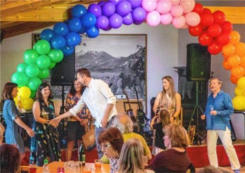 Von Bürgermeister Johannes Weber gab es ein Dankeschön für den Vorstand des Wössner Regenbogens. Dazu gehören (von links) Schriftführerin Caroline Germek, Kassiererin Constanze Lüssow sowie (von rechts) Vorsitzende Alexandra Degener und Stellvertreterin Luisa Rudek. Foto Ludwig Flug