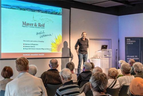 Vor dem Publikum zeigte Stefan Mayer auf, wie passende Wohnformen dazu beitragen können, im Alter möglichst selbstständig zu bleiben.
