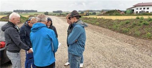 Vor den Sitzungen des Bauausschusses in Schnaitsee trifft sich das Gremium zu Ortsterminen. So bekommen alle einen Einblick in aktuelle Projekte. Dieses Mal: die Verlegung der TS20 in Rumering. Foto Hinmüller