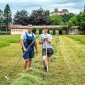 Deutsche Meisterschaft im Handmähen vor Schlosskulisse