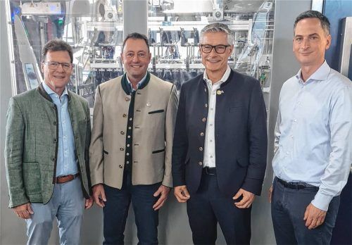 Vor der neuen Maschine: (von links) Krones-Werksleiter Dr. Helmut Schwarz, Auerbräu-Betriebsleiter Josef Kronast, Lieferketten- und Produktionschef der Paulaner Brauereigruppe, Reinhard Kastl und der künftige Krones-Werksleiter Dr. Martin Pitsch. Fotos Sautter