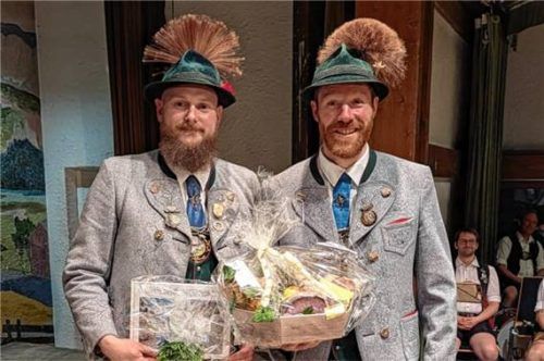 Vorsitzender Anton Eis (links) mit seinem Stellvertreter Sepp Kloo bei der Geschenkübergabe. Foto re