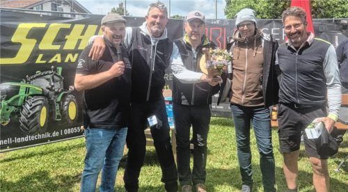 Vorstand Georg Löw mit Gerhard Adlmaier, Josef Hohenadler, Thomas Stadler und Martin Adlmaier (von links).Foto  re