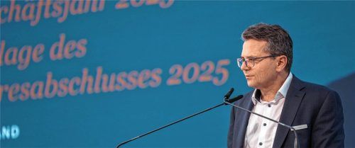 Vorstand Klaus Hatzel bei seiner Rede, die die Grundlage für die Fusionsentscheidung legte. Foto Tobias Huber