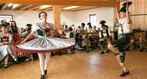 Waren die Besten beim Dirndldrahn: Bernadette Stein und Sebastian Obermüller. Fotos Berger
