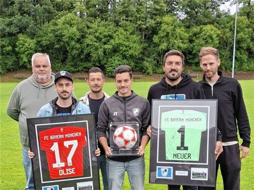 Weitere Ehrungen gingen an Lukas Starringer für die höchste Trainingsbeteiligung sowie an Maxi Glas als erfolgreichsten Torschützen der zweiten Mannschaft. Ein besonderer Dank galt außerdem Magdalena Haneberg, die während der gesamten Saison mit großem Engagement die Social-Media-Kanäle des Vereins betreute. Mit Spielberichten, Beiträgen und Videomaterial von nahezu jedem Spiel der ersten Mannschaft sorgte sie dafür, dass Fans und Unterstützer stets bestens informiert waren.Foto  re
