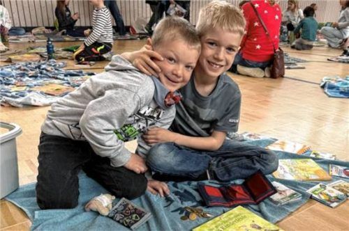 Wichtig für die Schüler – und eine wertvolle Erfahrung – war der Umgang mit Geld, indem Bücher ge- und verkauft wurden. Fotos Wegscheider