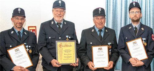 Wolfgang Zillner (25 Jahre), Andreas Reiter senior (Ehrenmitglied), Eugen Grimm (40 Jahre) und Sebastian Unker junior (25 Jahre; von links). Foto Andreas Reiter