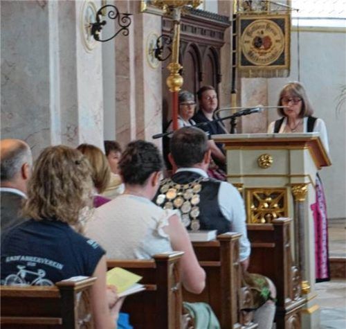 Wortgottesdienst in der festlich geschmückten Kirche.