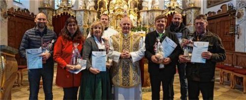 Würdig verabschiedet wurden die Pfarrgemeinderäte: (von links) Rudolf Sax, Christl Angermeier, Annemarie Narat, Josef Gill, Gregor Zandl und Ulrich Stimmer von Pfarrer Thomas Barenth und Pfarramtsanwärter Florian Kruppa (Mitte). Foto Sutherland